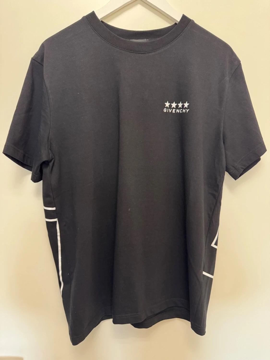 Svart t-shirt med grafiskt tryck