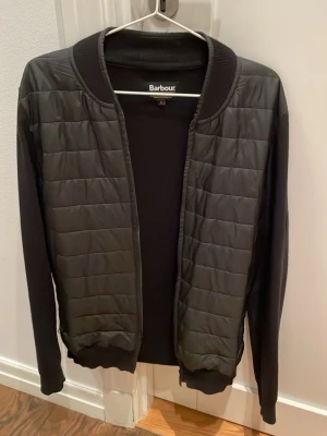 Svart cardigan från Barbour - säljer en riktigt snygg cardigan från barbour. skicket är mycket bra och storleken är S. passar dig som är runt 175-185. hör av er vid frågor eller funderingar.
