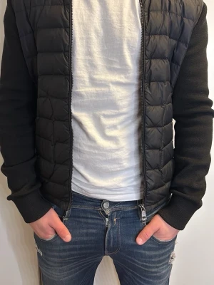 Moncler cardigan - Säljer nu min moncler cardigan som är i toppskick och perfekt för sommarn. Jackan har storlek M. Säljs också på @rasmusresell då jag hjälper att få den såld men känn er fria att köpa här med. Skriv gärna för fler frågor🤍
