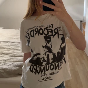 Vit-tshirt med grått tryck - säljer denna superfina t-shirten, inga defekter och i fint skick!💕