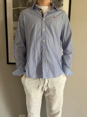 Randig skjorta från Morris - Randig Morris skjorta! Modellen är 183 cm och väger 75 kg. Säljes i befintligt skick (Skick: 9/10) Storlek: XL