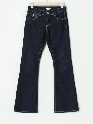 Mörkblå bootcut jeans    - Snygga mörkblå bootcut jeans från Gina Tricot  med kontrastsömmar och klassiska fickor med lock och knapp bak. Jeansen har låg midja och är tillverkade i stretchig denim för en bekväm passform. Perfekta för dig som gillar en tidlös och cool look.