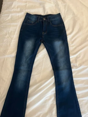 low waist jeans - säljer de här sjukt snygga lågmidjade/midwaist jeansen som är helt oanvända och som även är bootcut😊 