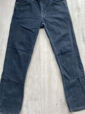Mörkblå jeans från Nudie - Säljer ett par sjysta jeans från Nudie i storlek 28/28 men dom är ganska stora i storleken😀hör av er vid funderingar😀