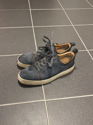 Christian Louboutin skor - Storlek 42, rätt smutsiga, bra för någon som vill fixa till dem