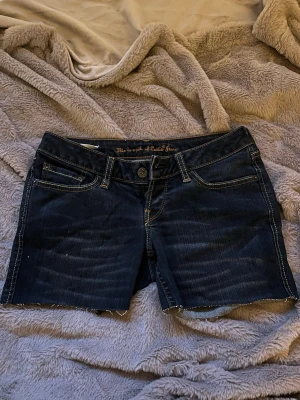 Lågmidjade Levi's shorts - Snygga mörkblå lågmidjade jeansshorts från Levi's i storlek S
