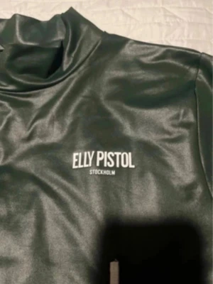 Elly Pistol - Emperor Top i XL - Ny/Oanvänd med prislappen kvar. Super snygg Elly Pistol Emperor Top i storlek XL. Färg: Grön Material: 73% Polyester & 27% Spandex Ordinarie pris: 499kr