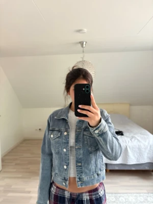 Jeansjacka - Säljer denna då den inte kommer till användning! ❤️