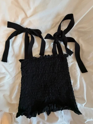 Supersöt topp  - Lite tajtare och kortare topp med knytband 🤍