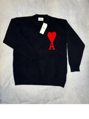 Svart sweatshirt ami Paris - Säljer en svart ami Paris i storlek S. Har blivit för liten så säljer den nu. Jag är 183 cm