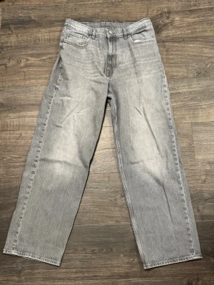 Grå Vailent baggy jeans - Säljer min brorsas grå baggy jeans från Vailent, hyfsat använda men ser fina ut. Storlek 33/32