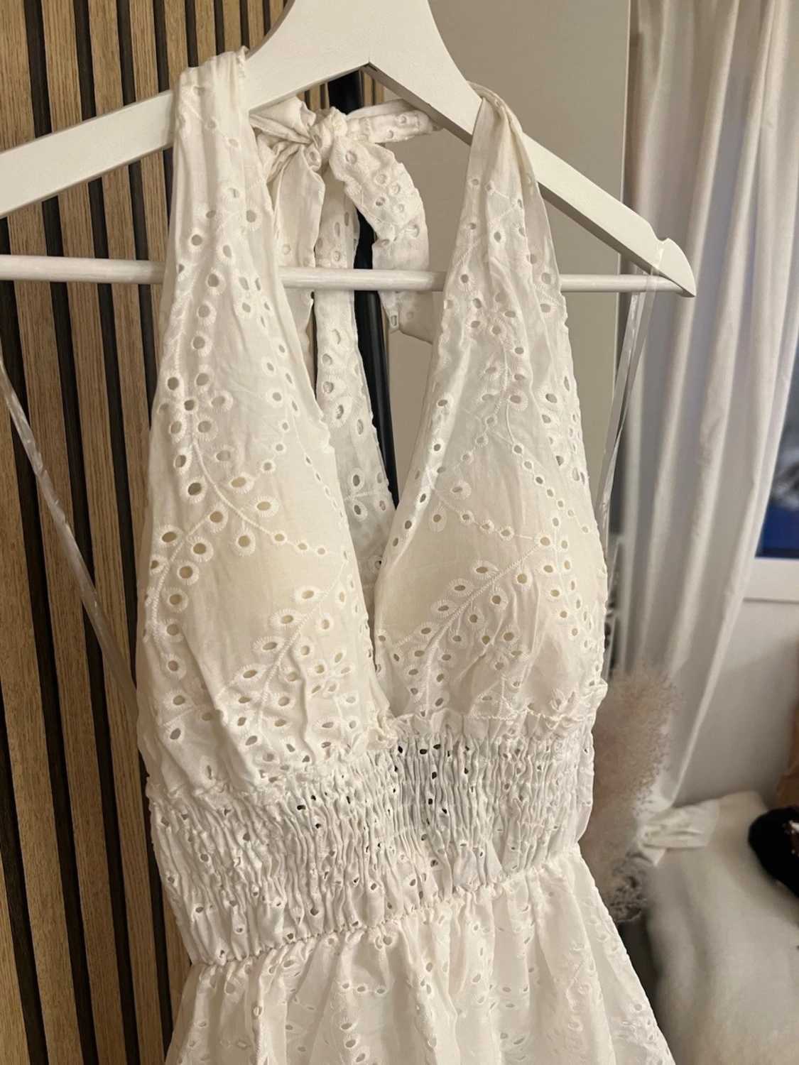 Vit omlottklänning med broderi - 1