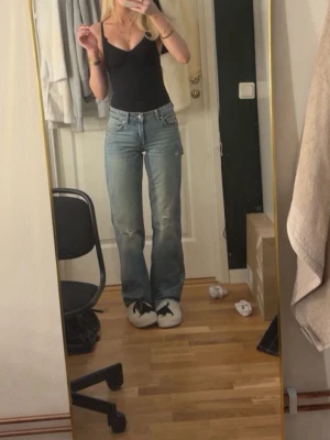 Populära Zara jeans - Populära jeans från Zara storlek 32 bra skick använd 2 gånger 