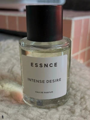 ESSNCE Intense Desire Eau de Parfum - Parfym från ESSNCE med doften Intense Desire. Se bild för mängd kvar. Den här soffan liknar Eros Versace, läs mer om den på essnce hemsida.
