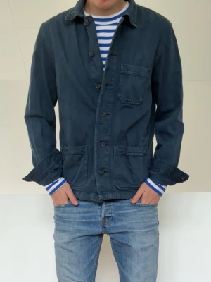 Mörkblå overshirt - Mörkblå overshirt som sitter i strl S. Bra skick och hör gärna av er vid frågor elr funderingar!!