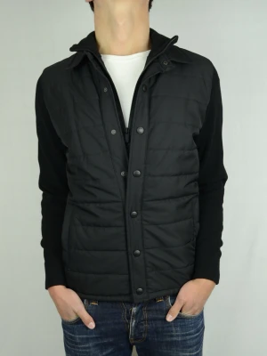 Massimo Dutti hybrid cardigan  - MASSIMO DUTTI HYBRID CARDIGAN Storlek : M Passform : Normal Användning : Jackan är i ett väldigt fint skick utan defekter Nypris : Cirka 1600SEK Modellen på bilden : 182CM och väger 74KG