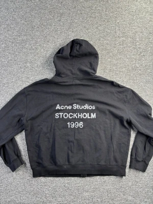 Acne studios zip up hoodie - Säljer denna snygga acne studios zip up hoodien | storlek L | skick 10/10 | saknar alla lappar därav priset | passar till allt | kolla gärna in profilen för liknande produkter och skriv vid minsta lilla fråga 🥂🥂