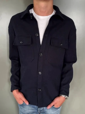 Massimo Dutti Overshirt - Storlek: S | skick: 10/10 | Nypris: ca 1500kr. Tveka inte att höra av er vid frågor eller funderingar! 