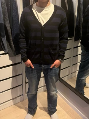 MTWTFSS  - Riktigt snygg mörkblå/svart randig cardigan från MTWTFSS. Storleken är M, tveka inte på att höra av dig vid eventuella frågor och funderingar!🫠