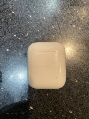 Apple AirPods laddningsetui - Säljer ett Apple AirPods vitt laddningsetui. Smidig och stilren design i plast, perfekt för trådlös musik och samtal. Passar enkelt i fickan och laddas direkt i etuiet. Klassisk Apple-look med rundade former. Vet dock inte vilken årsmodell det är.