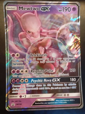 Mewtwo GX Pokémonkort SM196 - Säljer ett holografiskt jumbo Mewtwo GX-kort från Pokémon, promo SM196. Kortet har coolt motiv med lila och rosa färger..Perfekt för samlare eller Pokémon-fans!