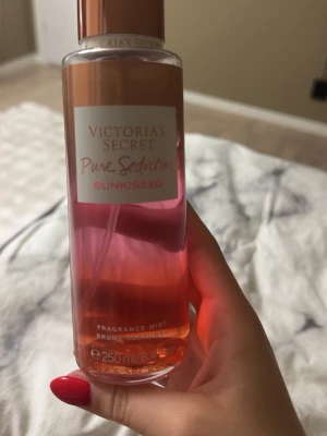 Victoria's Secret Pure Seduction Sunkissed - Fräsch och fruktig body mist från Victoria's Secret i doften Pure Seduction Sunkissed. 250 ml men där finns kvar ca 200 ml. Perfekt för dig som gillar söta och somriga dofter🌸🥰Säljer för jag inte använder den längre💞