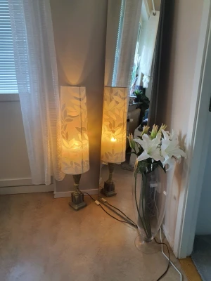 Hörnlampa / Bordslampa I marmor/ Golvlampa - Elegant golvlampa i marmor tillsammans med en skärm av lövmönster. Lampan ger ett mjukt och behagligt sken. Lampan är i mycket gott skick. Gissningsvis att det är omkring 1970- 80- talets utgåva. Liten skavank, se sista bilden men det är inget som påverkar varan eller syns knappt.  Glödlampa ingår.