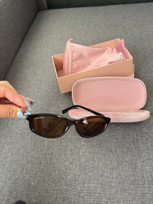Miumiu sunglases - Så fina miu miu solglasögon som tyvärr inte passar min huvudform. 
