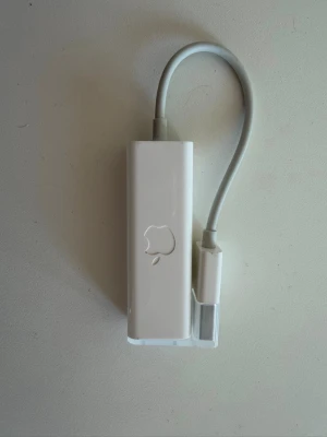 Apple USB Ethernet Adapter – Original – För MacBook Air & USB-A - Säljer en original Apple USB Ethernet-adapter i mycket bra skick. Perfekt för dig som vill ansluta din dator till ett stabilt trådbundet nätverk via Ethernet.  Smidig och enkel att använda – kopplas direkt in via USB-A och fungerar vanligtvis utan någon installation eller konfiguration.  Passar särskilt bra till äldre MacBook Air-modeller som saknar inbyggd nätverksport, men fungerar även med andra kompatibla enheter.  Original Apple USB Ethernet Adapter USB-A till RJ45 Ethe 