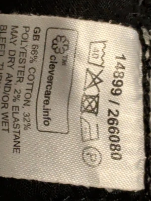 Grå slim fit jeans - Snygga grå slim fit jeans med två bakfickor och klassisk femficksdesign. Tillverkade i 66% bomull, 32% polyester och 2% elastan för en bekväm stretchig känsla. Perfekta för en avslappnad och trendig look.