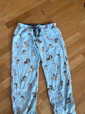 Pyjamasbyxor med hundar - Super gullig pyjamasbyxor med hundar från P.J salvage, bra skick 