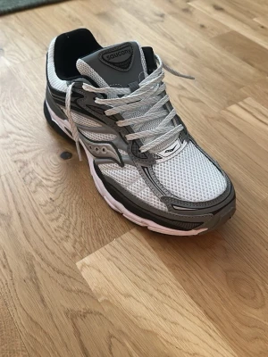 Saucony skor - Snygga sneakers från Saucony i vit grå.helt nytt skick.fraktar samma dag🚚