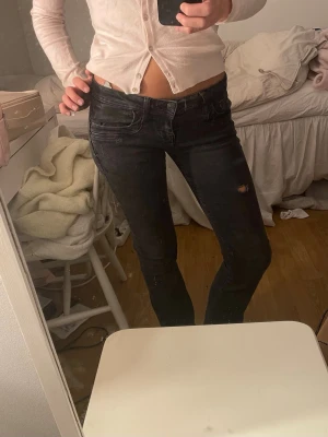 ltb jeans - säljer mina svarta ltb jenas i modellen valerie. Såå fina!, säljer då jag har ett par andra svarta jeans. Skriv om du har några frågor!💓💓storlek 24/32 (24 i midja & 32 i längd)