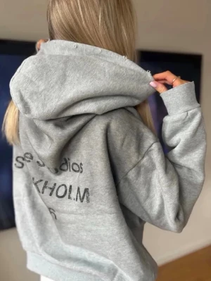 Acne hoodie KAMPANJ!!!! - Helt ny oanvänd, storlek S (oversize, modellen är 166cm lång), 1-3 dagars leverans