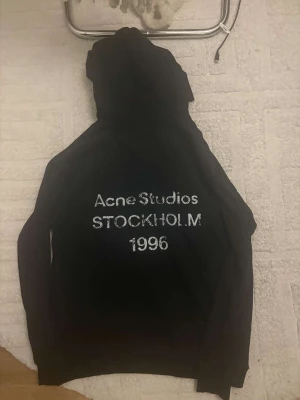 Acne hoodie - Helt ny med lappar, storlek S (Oversize), Alltid 1-3 dagars leveranstid endast få på lager.