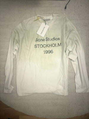 Acne tröja  - Helt ny acne tshirt tröja, storlek S, alltid 1-3 dagars leveranstid