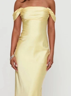Ljusgul axelbandslös bal/maxiklänning - Elegant ljusgul långklänning i satinliknande material med axelbandslös design och avtagbara offshoulder-band. Klänningen har en figurnära passform och slät yta som ger en lyxig känsla. Perfekt för speciella tillfällen.