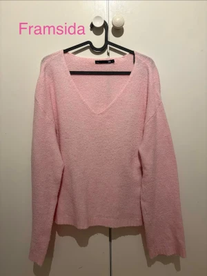 Rosa tröja från lager 157. - En rosa tröja från lager 157 som jag ej använder längre. I bra skick. En fin ljus rosa färg. Storlek S men kan användas som M också. Köpte för 150kr.