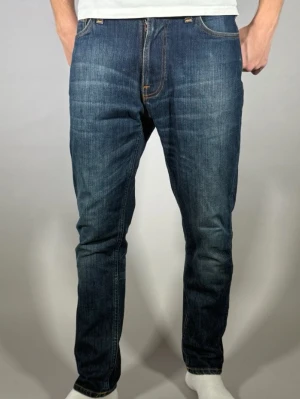 Blå nudie jeans  - Tja säljer dessa fina par nudie jeans. Storlek w 29. Ny pris 1599kr. Perfekt till vår sommar. 