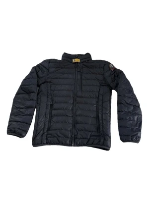 Parajumpers Lightweight Jacket - Säljer en svart pufferjacka från Parajumpers i storlek S. Jackan har quiltad design, hög krage och dragkedja framtill samt två sidofickor med dragkedja. Märkespatch på ärmen och lättviktsmaterial som håller dig varm under kalla dagar.