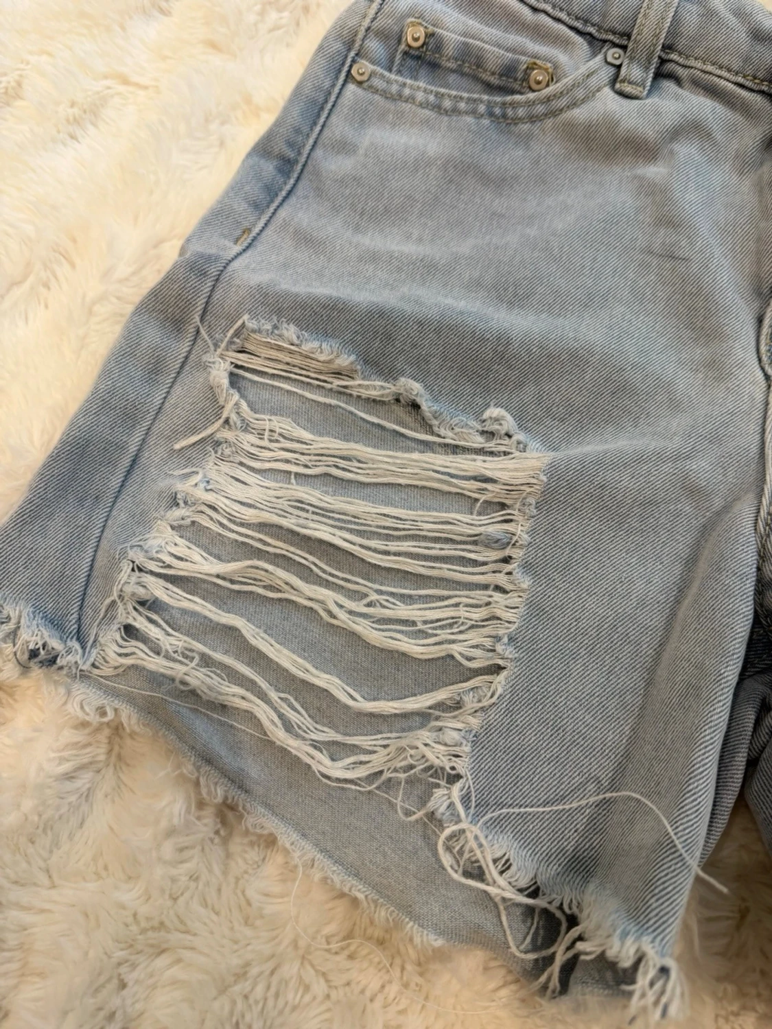 Ljusblåa denimshorts med slitningar - 2