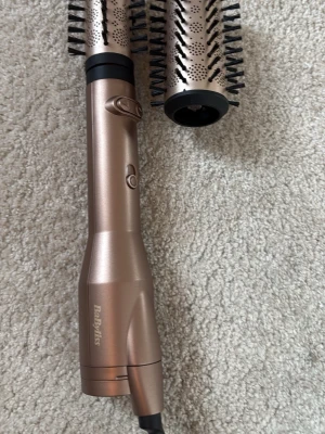 BaByliss Big Hair Duo -  varmluftsborste från BaByliss i metallic roséguld med två utbytbara borsthuvuden. Perfekt för att styla och forma håret med volym.