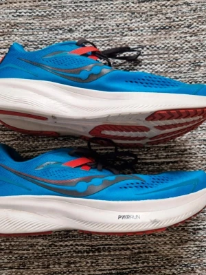 Blå Saucony sneakes  - Ny skick knappt använd,fint och ren 