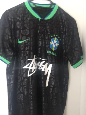 Brasilien fotbollströja  - Helt ny, passar till sommaren säljare för blev för liten och kunde inte returnera