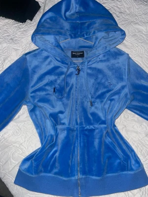 Blå velour hoodie från Juicy Couture - Använd några gånger, bara lite fläckar på byx kanten längst nere.