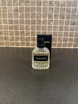 Valentino parfym & Montblanc parfym - Två exklusiva parfymer: Valentino i en transparent, mönstrad glasflaska med svart etikett och lock, samt Montblanc i en stilren svart flaska med silverdetaljer. Perfekta för dig som gillar lyxiga dofter och snygg design. 650 st eller 1000 tillsammans 
