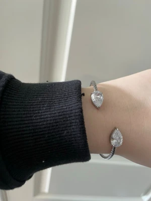 Armband  i rostfritt stål - Jättesnyggt armband som är oanvänt. Säljer då jag fick ett till likadant. Väldigt likt Caroline Svedbom. Den är även lite justerbar & ask ingår ej, armbandet är i rostfritt stål 