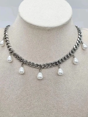 Silverhalsband med droppformade pärlor - Snyggt halsband i silverfärgad metall med droppformade vita pärlor som hänger längs hela kedjan. Kedjan är grov och ger ett trendigt intryck, perfekt för att lyfta din outfit. Gjord själv💕