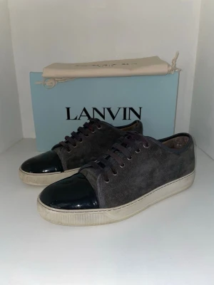 Lanvin Skor med Glans  - Hej! Säljer nu dessa väldigt snygga och eftertraktade Lanvin-skor. Perfekta till våren och enkla att matcha till många outfits. Skorna kommer med box och dust bag. Storlek: uk 8 Skick: 9/10 Nypris: ca 6000 kr Säljs för: 1999 kr