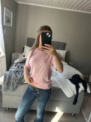 Ljusrosa kortärmad topp - Säljer en ljusrosa topp med korta ärmar och rund hals, perfekt till en sommar kväll eller middag 💞